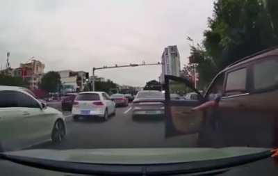 Line cutting with the help of a &hellip;car door？