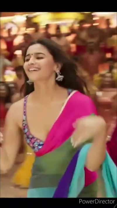 Mommy Alia bhatt jiggling boobs.