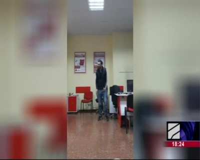 Сегодня в Тбилиси террорист захватил банк и на видео зачитывает требования. Говорит: "снизить банковский процент до 7%!" Голос одного из заложников сбоку: "7 это тоже много!!!!" Террорист, всплеснув руками: "аба, бичо(пацан), три (процента) ты сам проси!!