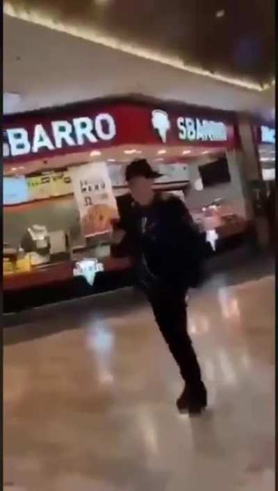 Masa ve sandalye olmadığı i&ccedil;in YERDE yemek yiyen maymunlar. Al muz yersin.