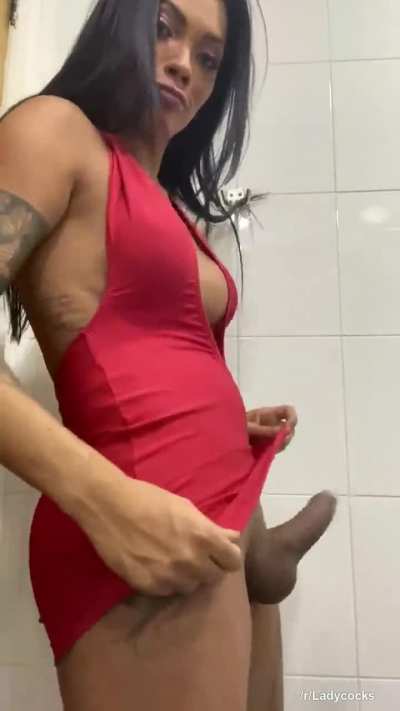 That dress won&rsquo;t hide her bluge