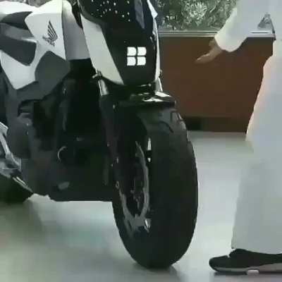 Self-balancing motorbike
