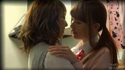 2 girls take a break from study group