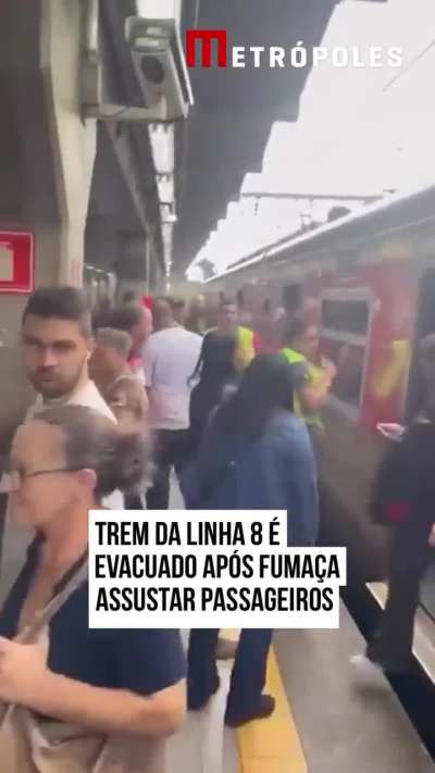 Mais um principio de inc&ecirc;ncio nas linhas de trem privatizadas. Popula&ccedil;&atilde;o em risco, passagem 5 reais, donos das concess&otilde;es bilion&aacute;rios. 