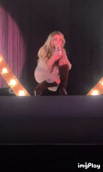 Sabrina Carpenter panty flash