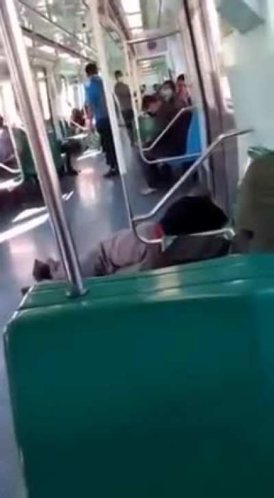 Desligando o disjuntor no metr&ocirc;.