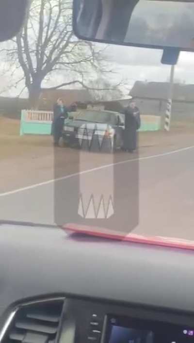 На этом удивительном видео: — Украинский священник крестит военный автомобиль — Чеченские военные на родном языке кричат ему: “Не надо, отойди, ради всего святого” — В автомобиле играет песня Тимура Муцураева, который воевал против России, а многие его ко