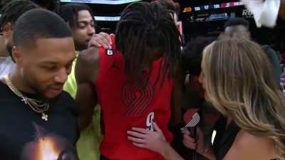 [Highlight] The entire team Blazer team celebrates Grant during his post-game interview