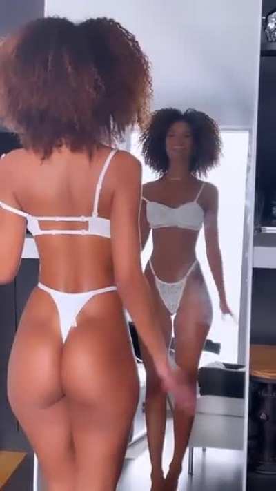 Juliana Nal&uacute;