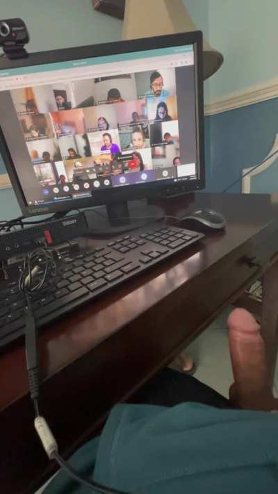 &iquest;Alguien me la chupa mientras estoy en clase?