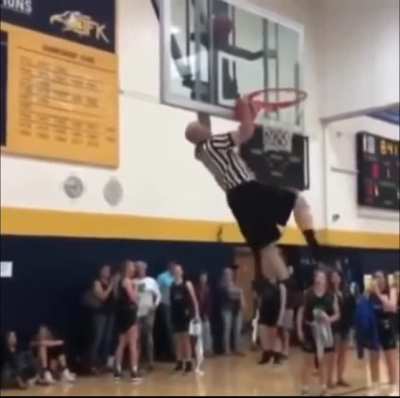 Ref gets ball unstuck from the hoop with insane strength