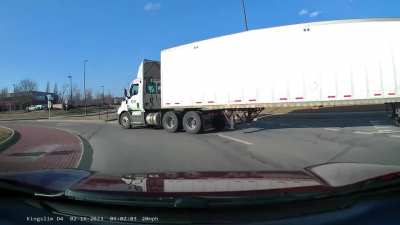 Truck don&rsquo;t care about roundabout