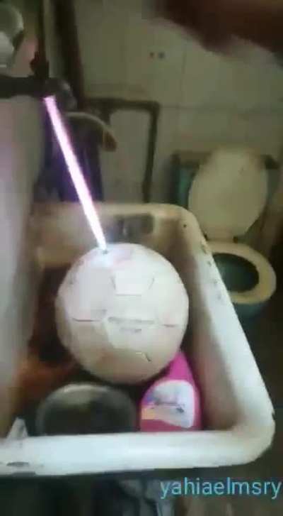 O cara encheu a bola com g&aacute;s de cozinha OMEGALUL