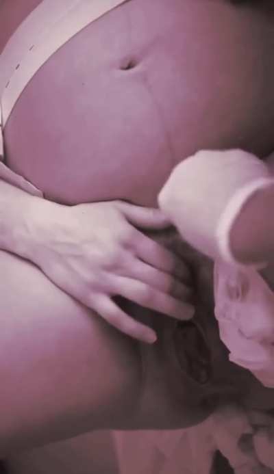 Feeling the baby’s head pushing out and stretching my hole makes me SO HORNY… I need to rub my clit…