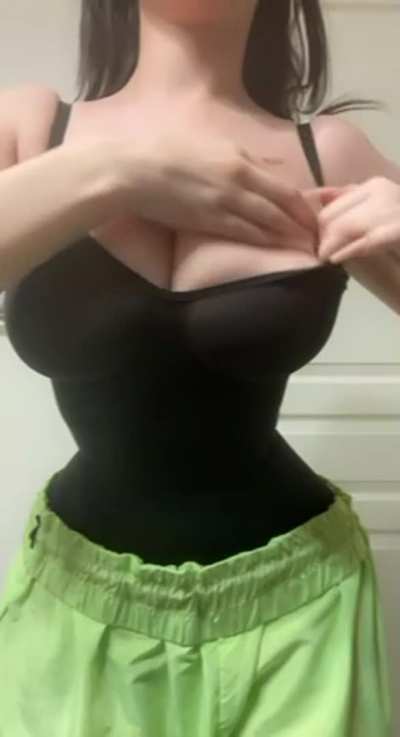 My bodysuit compliments my small waist but suffocates my natural DDDs sooo [oc-drop]