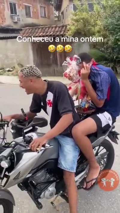 Famoso "emocionado"