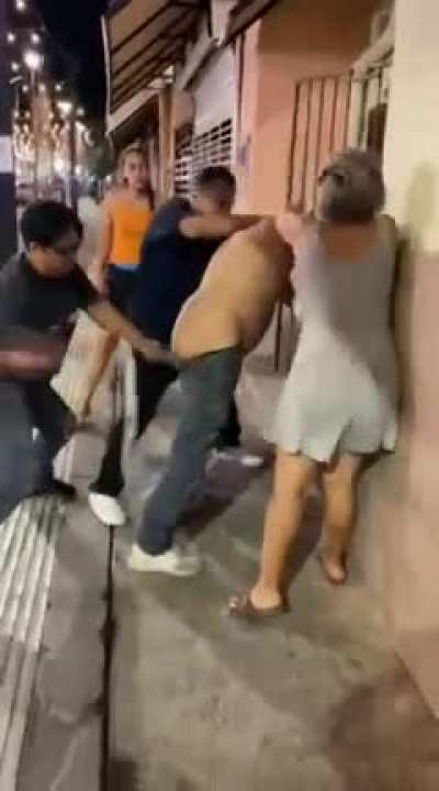 Já tinha visto muito linchamento, mas com direito a dedada no cu é a primeira vez 😂🤣😂🤣