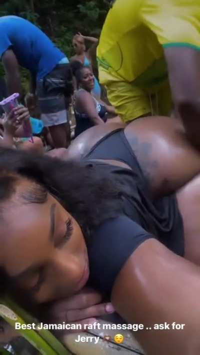 Why she bending over like that? 😩