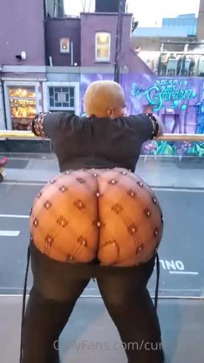 She out here SHOWING OUT 😍🤩🍑