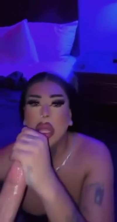 Sexy trans sucking the cock too good 💦🙌