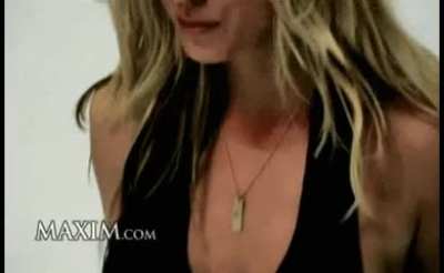 Kaley Cuoco, sideboob