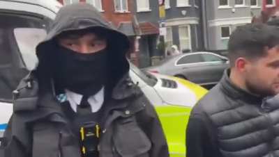 İngiltere'deki PKK bağlantılı kişi ve kurumlara d&uuml;zenlenen operasyonda T&uuml;rk k&ouml;kenli bir polis g&ouml;rev almış. T&uuml;rk polis ile PKK &uuml;yeleri arasında yaşanan tartışma 