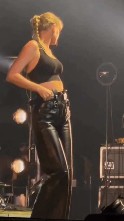 Taylor in this outfit though 🥵