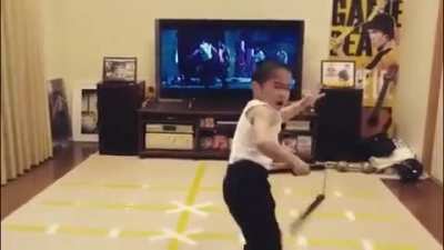 Amazing kid mimics Bruce Lee's every move.