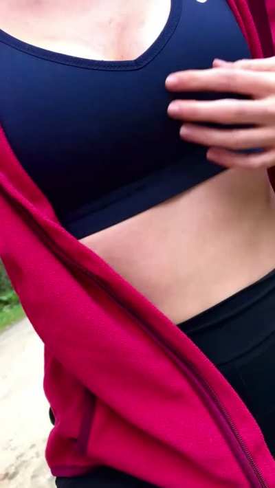 Couldn&rsquo;t even resist to flash my tits while there are hikers all around me, i think the older saw me🤪