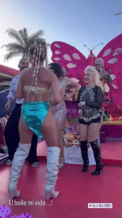 Si así como lo mueve lo baté....que rico chocolate! 🍑😍🤤