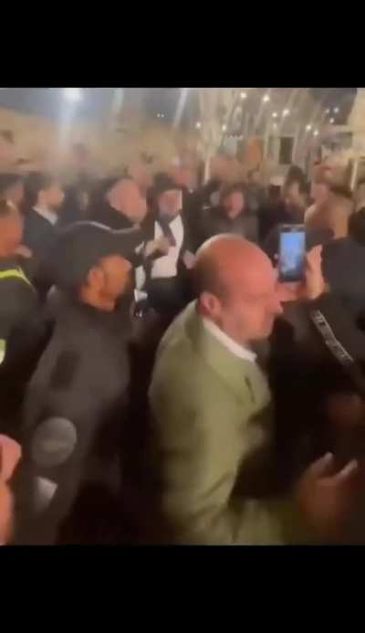 Espero no inflingir ninguna norma del sub al postear un video del presidente de la nación argentina celebrando con amigos de él. Es divertido como lo samarrean al muñeco
