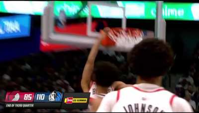 [Highlight] Sharpe goes way up to throw down the crazy lob with one-hand