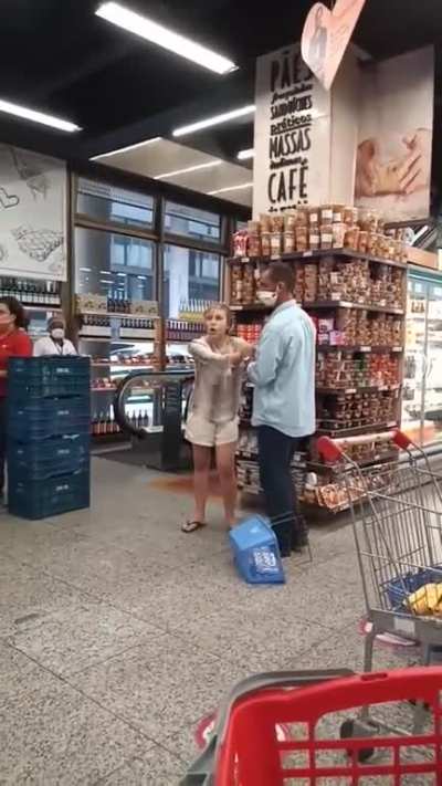 Essa mulher n&atilde;o quer usar a m&aacute;scara no mercado