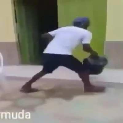 😡