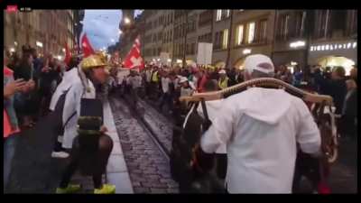 Kes Wunder het d Polizei de Wasserw&auml;rfer m&uuml;sse isetze bi dene heisse moves!