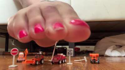 I&rsquo;ll destroy you everything in my path with my massive feet 