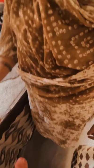 Eid ke din jab ham apne muslim dost ke ghar jaye aur uski mom ki madad kitchen mai kere