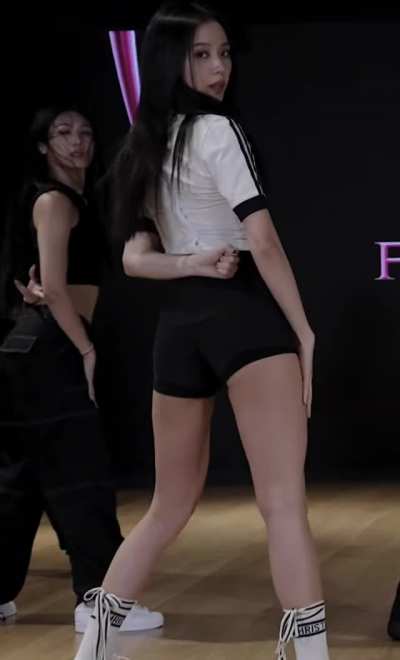 Lisa and Jisoo 🤤