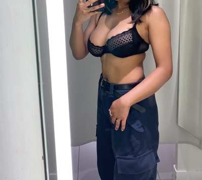 Desi girl getting naughty in the changing rooms 