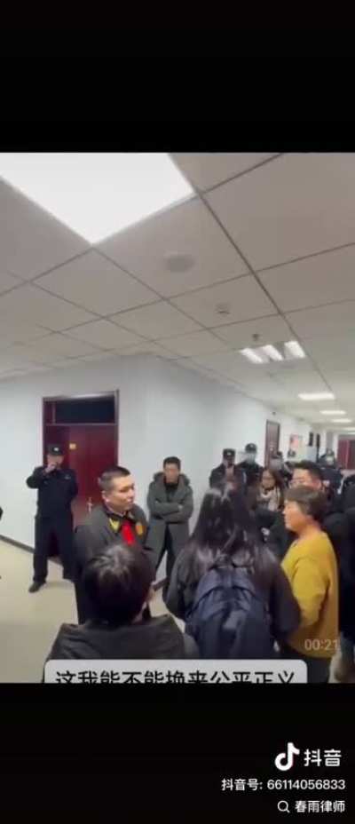 近日，某地法官抢走律师手机，涉案家属怒斥法官：&ldquo;我这半年调查了承办案件的所有人的家在哪，家里几口人，几个孩子，老人住在哪，我全知道。整个社会的戾气就是因为司法不公引起的。我也不排除我能做什么，我这条命能搭上，但我不知道我能不能换来公平正义。我现在就一个要求，把律师的手机还回来&rdquo;