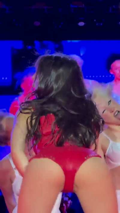Closest and best quality I've been able to find of THE moment from Olivia the other night😵&zwj;💫😵&zwj;💫