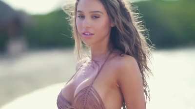 Alexis Ren