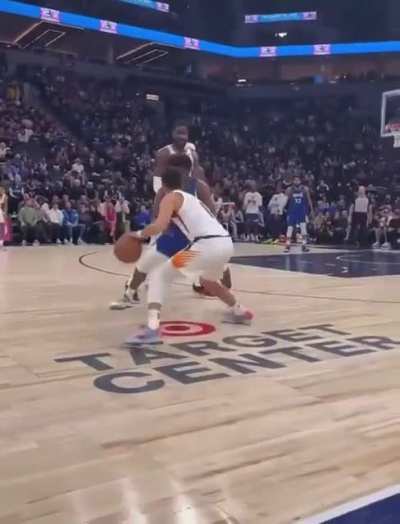 Devin Booker yells at heckling fan sitting court side: “Shut up p****!” He was ON ONE tonight 😤