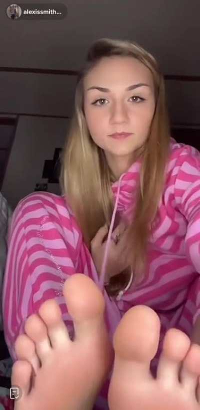 Alexissmith showing her feet