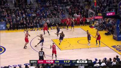 [Highlight] Draymond Green comes up with a clutch block on Caruso's three to seal the Warriors' victory.