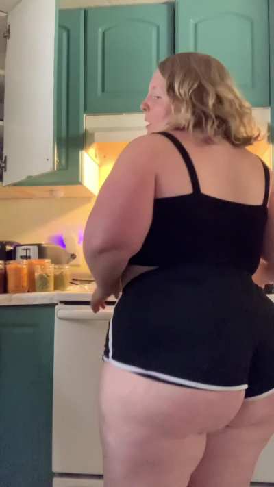 In the kitch<wbr>en😘🍑