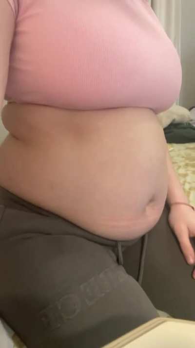 Such a fat ass 🤤😮&zwj;💨 I wanna get bigger and make my burps louder 