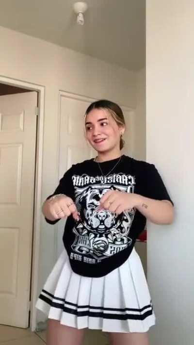 La Sonrisa de Ivana ufffff pero con esa Faldita para levantarla y darle una buena follada 💦💦