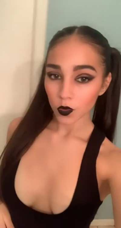 Do we support goth latinas here ❓ i just like to mix it up 😇💦