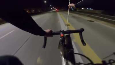 Ciclista Supreende Assaltantes com Fogos De Artificio